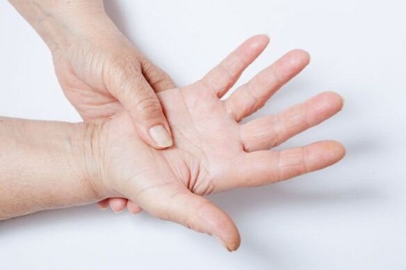 Вкочанетоста на рацете е еден од симптомите на лумбална остеохондроза