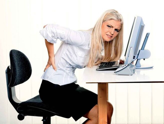 девојката има болки во грбот